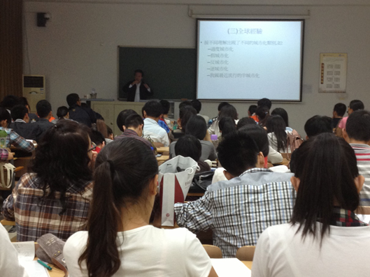 “城镇化”进校园  本硕博学生“漫”讲坛 2-679.png